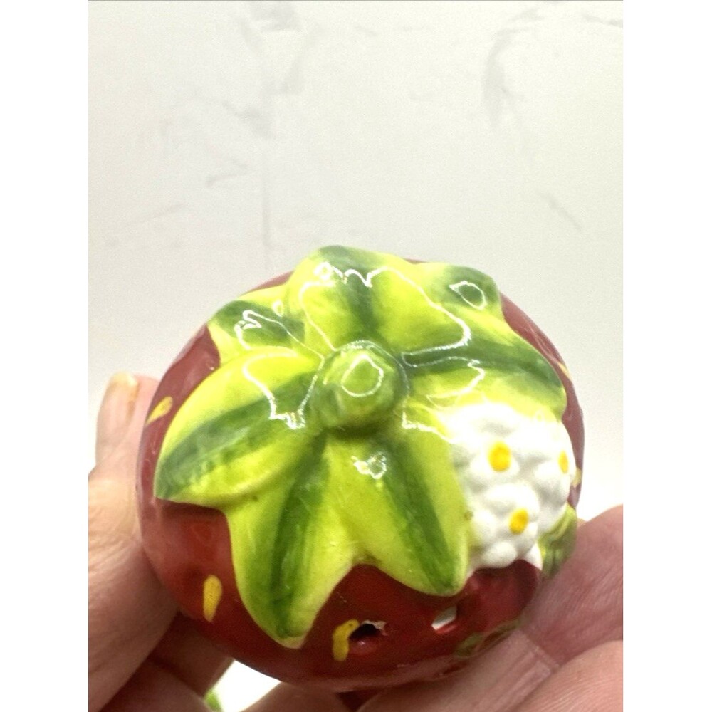 Strawberry shaped Ceramic salt & pepper Shaker with leaf shaped Tray Ladybug - Picture 8 of 13